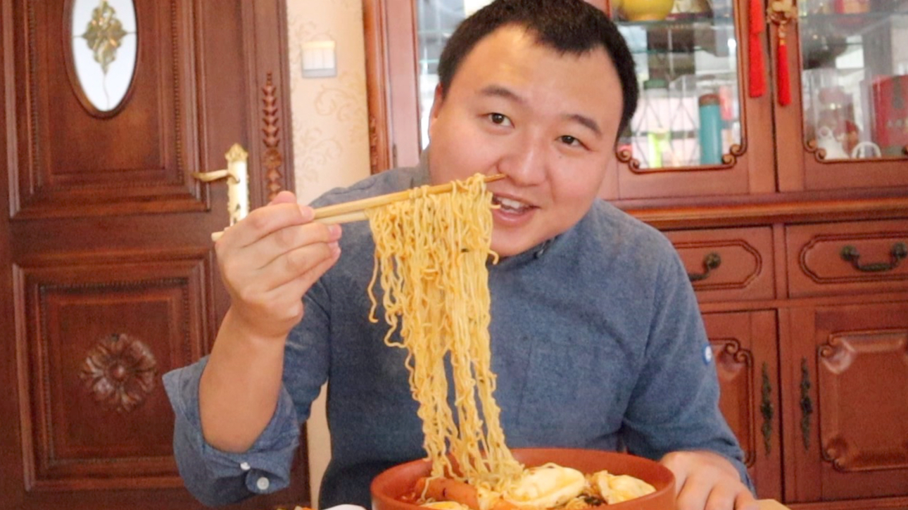 阿强早餐煮三包泡面版重庆小面、三颗荷包蛋、三根香肠,他暗示了什么?